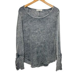 Amerikanable Womens Long Sleeve Waffle Knit Top Sz Medium Blue Wash Button Cuff